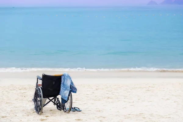 해변에 휠체어 — 스톡 사진