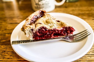 vişneli pasta dilimi