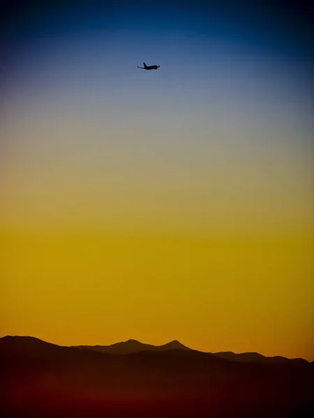 Самолет улетает над горами — стоковое фото