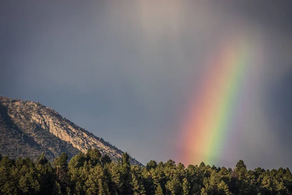 Regenbogen und Berg — Stockfoto