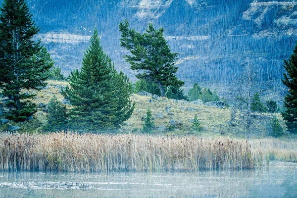 Lago de montaña en invierno — Foto de Stock