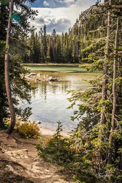 Vista al lago de montaña — Foto de Stock