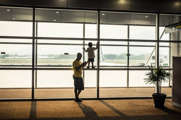 아버지와 아들에 게는 공항 — 스톡 사진