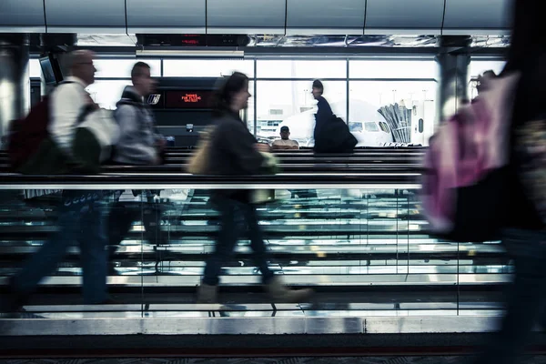 Passagers dans un aéroport — Photo