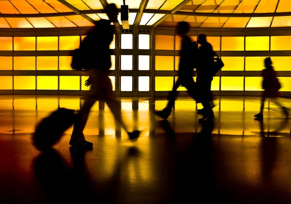 Passagers dans un aéroport — Photo