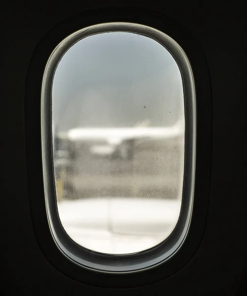 비행기 창 밖을 보면서 — 스톡 사진