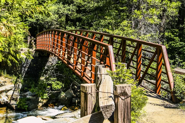 Ponte de metal sobre riacho — Fotografia de Stock