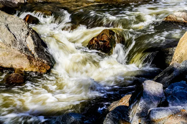 Flusso torrente di montagna — Foto Stock