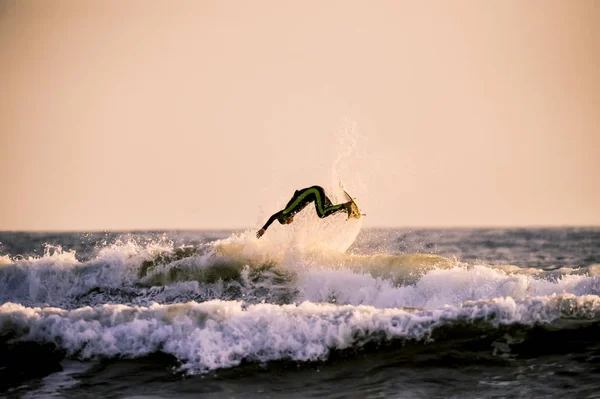 Серфинг на закате — стоковое фото