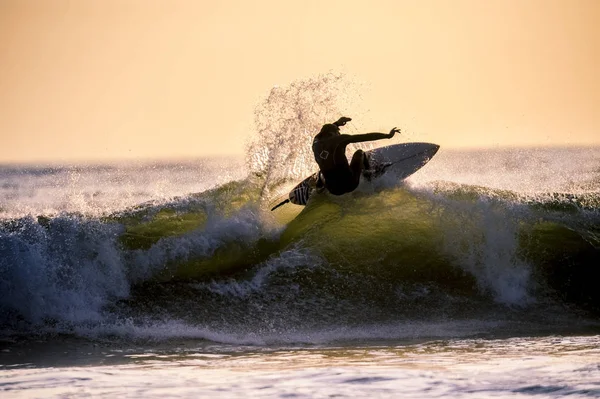 Surf ao pôr-do-sol — Fotografia de Stock