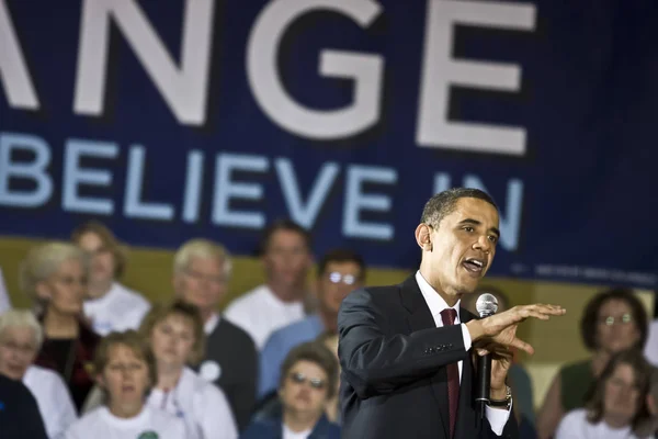 Barack Obama à l'appareil — Photo