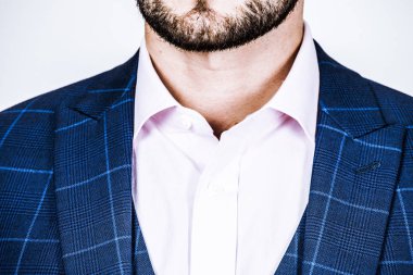 Bir adam üzerinde mavi bir elbise detay