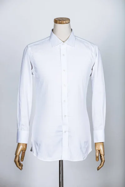 Άσπρο πουκάμισο σε ένα μανεκέν — Φωτογραφία Αρχείου
