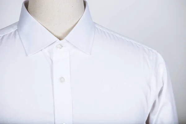 Άσπρο πουκάμισο σε ένα μανεκέν — Φωτογραφία Αρχείου
