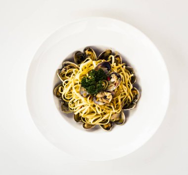 Deniz ürünleri makarna yemek