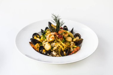 Deniz ürünleri makarna yemek