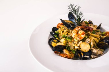 Deniz ürünleri makarna yemek