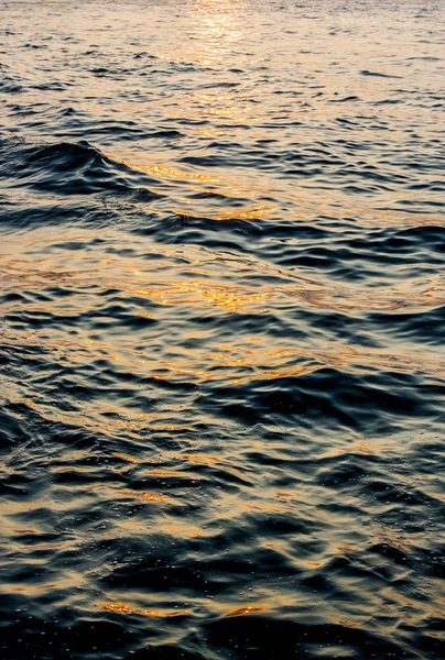 日落时海洋中的小浪 — 图库照片