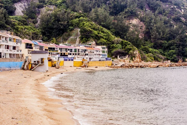 Küçük köy ve Lamma Adası Hong Kong kumsalda