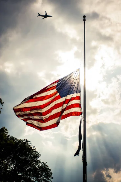 Amerikaanse vlag op de helft mast — Stockfoto