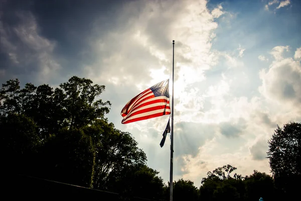 Amerikaanse vlag op de helft mast — Stockfoto