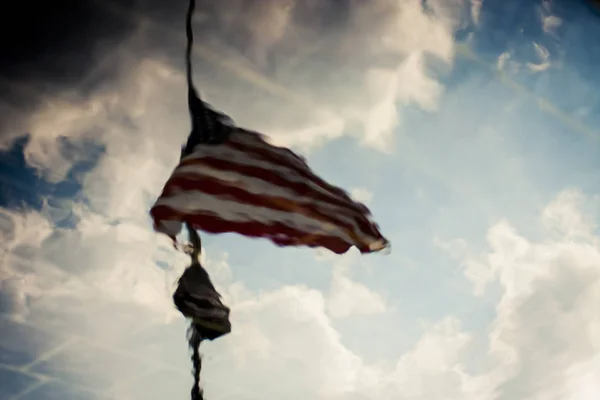 Американский флаг на полу-мачте — стоковое фото