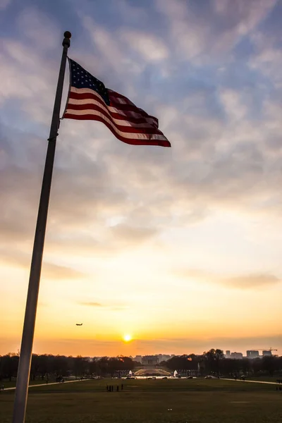 Gün batımında Amerikan bayrağı