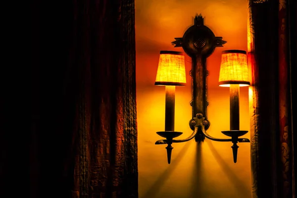 Лампа в современном доме на юго-западе США — стоковое фото