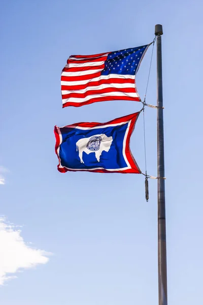 Banderas de Wyoming y Estados Unidos — Foto de Stock