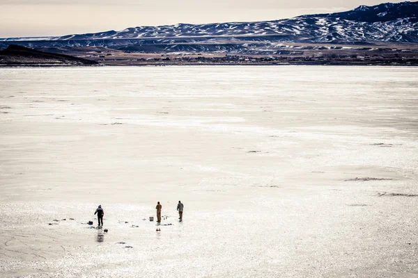 Ice ψάρεμα σε λίμνη — Φωτογραφία Αρχείου