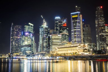 Geceleri Singapur 'un ufuk çizgisi