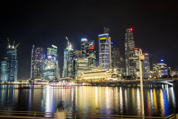 Skyline van singapore 's nachts — Stockfoto