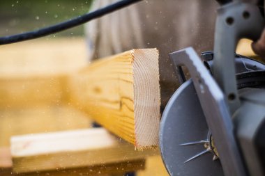 Daire testere inşaat sahasında