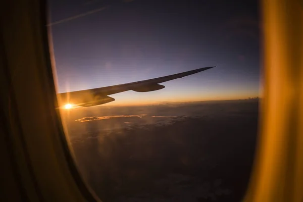 Vingen på ett flygplan på sunrise — Stockfoto