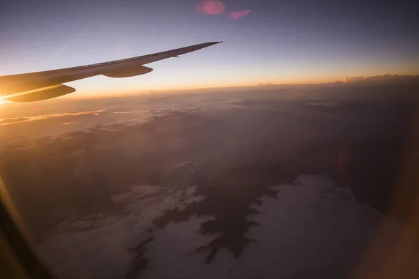 Ala de un avión al amanecer — Foto de Stock