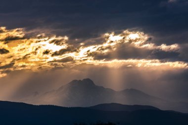 Dramatik dağ günbatımı ile uzun 's Peak Colorado