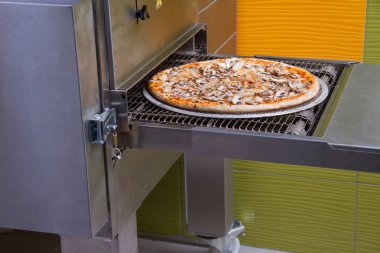 Sıcak pizza yapma, İtalyan pizza, malzemeler, pişmiş, aromalı
