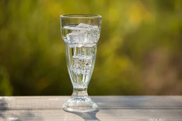 Bir bardak soda su eski panosunda, niteliğine
