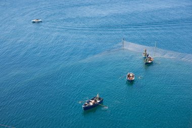 Balıkçı tekne masmavi denizin üzerinde ağ kontrol, yukarıdan görüntüleme