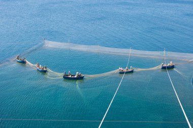Balıkçı tekne masmavi denizin üzerinde ağ kontrol, yukarıdan görüntüleme