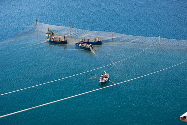 Pescadores em barcos no mar azul verificar a rede, vista de cima — Fotografia de Stock