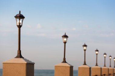 Rıhtımlar üzerinde üst üste fenerler demir ayağı üzerinde durmak