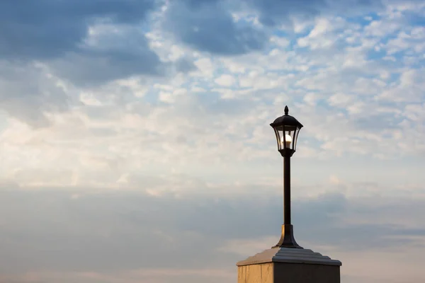 Lantaarn op een pijler van de IJzeren tegen de achtergrond van een bewolkte hemel — Stockfoto