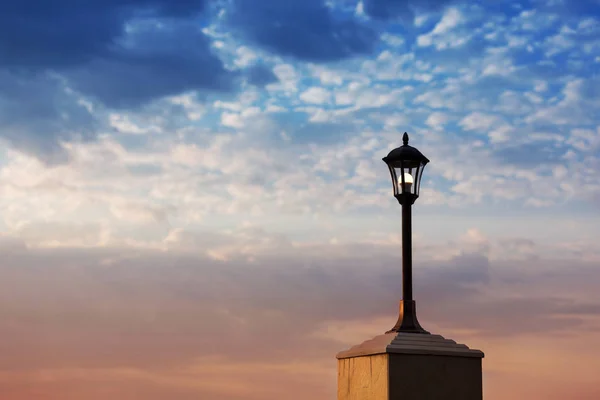 Lantaarn op een pijler van de IJzeren tegen de achtergrond van een bewolkte hemel — Stockfoto