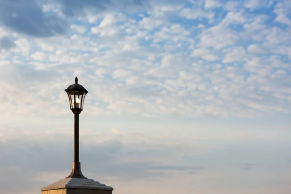 Lantaarn op een pijler van de IJzeren tegen de achtergrond van een bewolkte hemel — Stockfoto