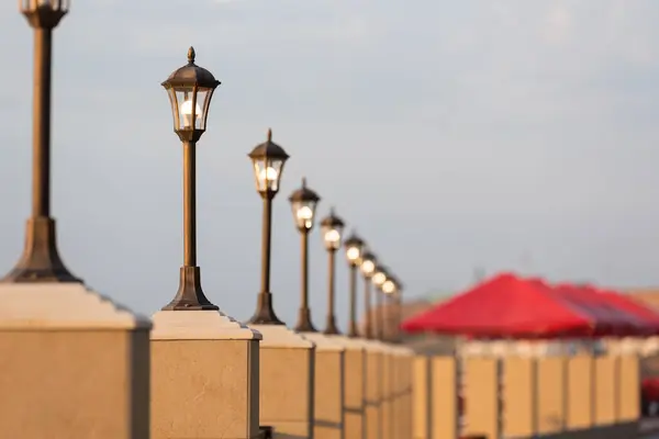 Lantaarns op ijzer pijlers staan in een rij aan de waterkant — Stockfoto