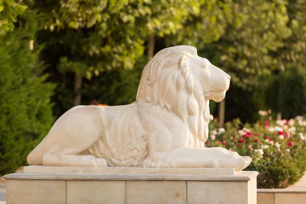 Sculpture of a lion against a green background