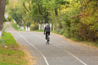 Siyah takım elbise trenler açık havada motorcu