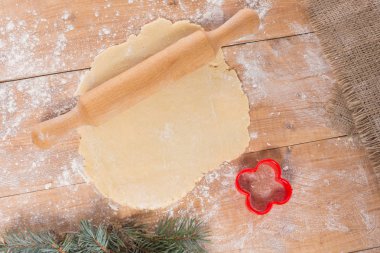 Noel kurabiyeleri, oklava, Noel ağacının dalları, çerez şekiller bir tablo için bir ahşap tahta hamur