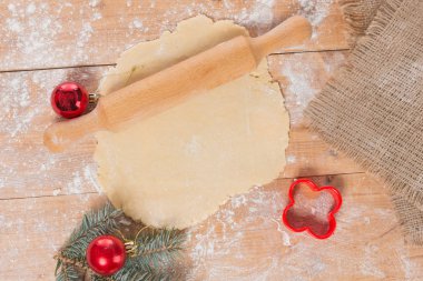 Noel kurabiyeleri, oklava, Noel ağacının dalları, çerez şekiller bir tablo için bir ahşap tahta hamur